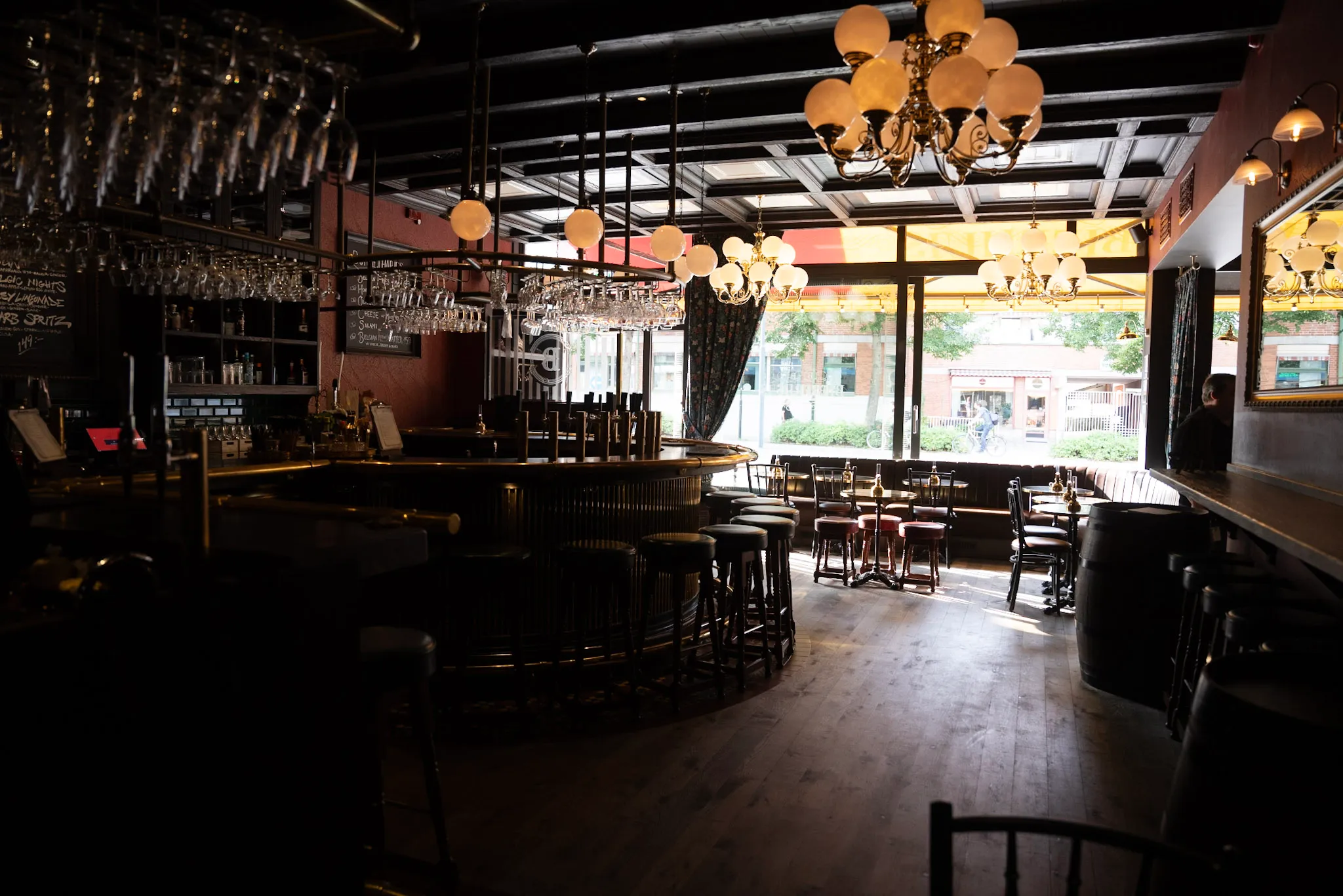 Matsalen på Bierhuis i dagsljus, den svängda baren med ölkranar och hängande glas