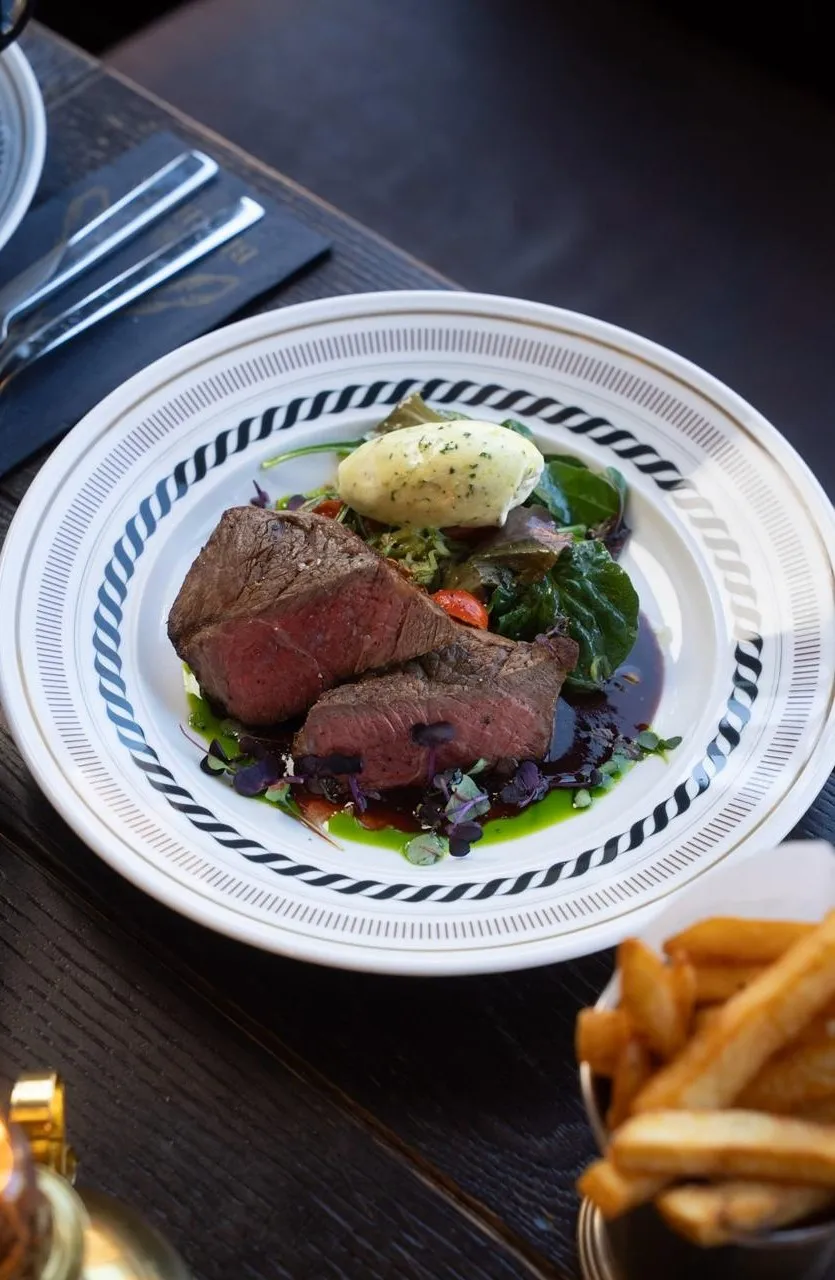 Steak frites med vitlöks- och örtsmör, rödvinsås och belgiska pommes frites på Bierhuis
